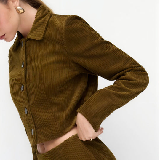 Damen Plissierte Kurzjacke mit Hemdkragen und umgeschlagenen Manschetten Shop Nory