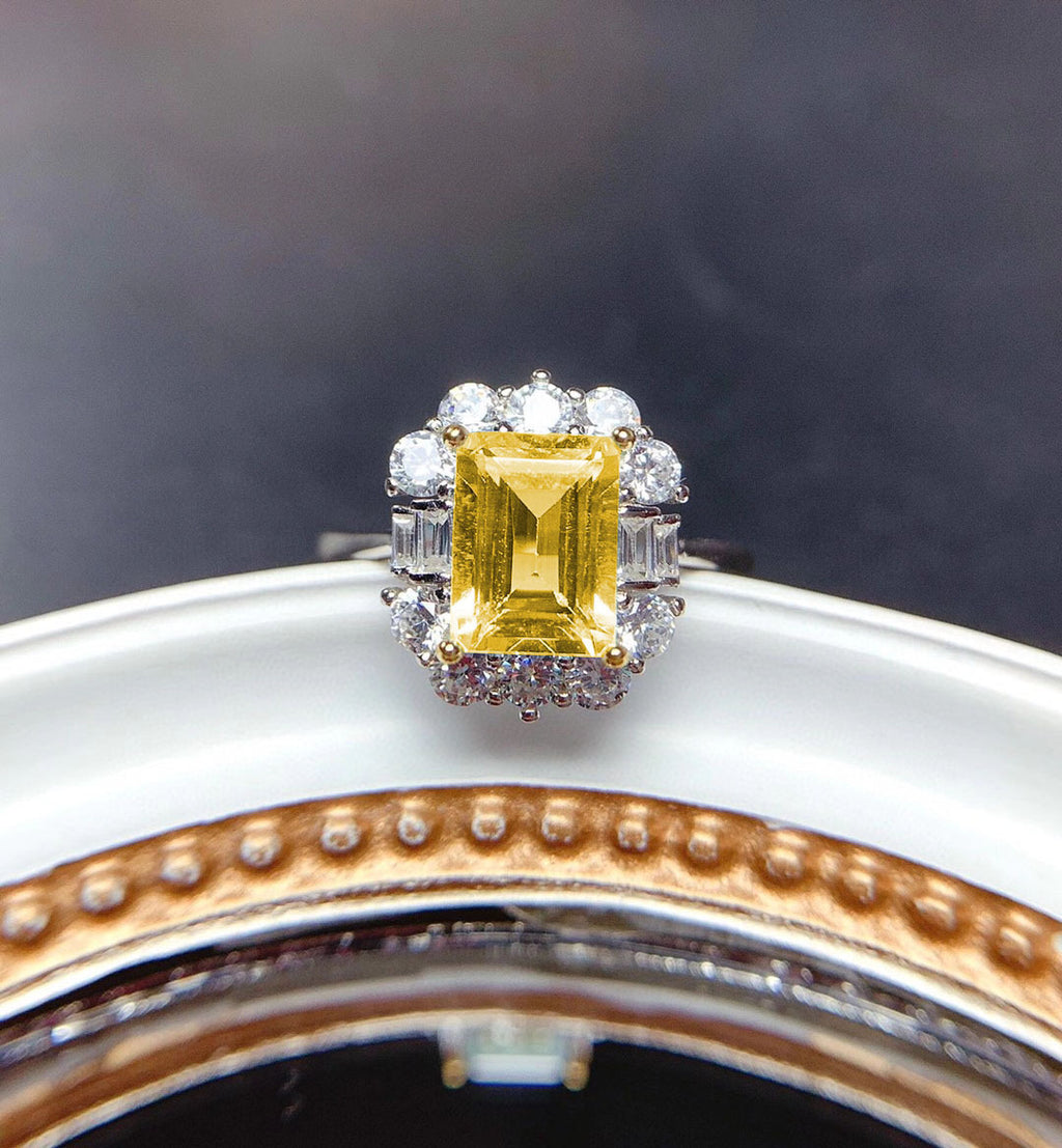 Damenring mit luxuriösem rechteckigen Edelstein und funkelnden Zirkonia Steinen Shop Nory