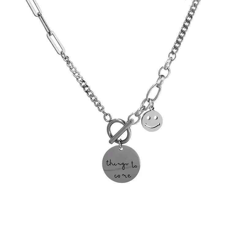 Damen Kette mit einzigartigem smiley Anhänger und graviertem Motiv Shop Nory