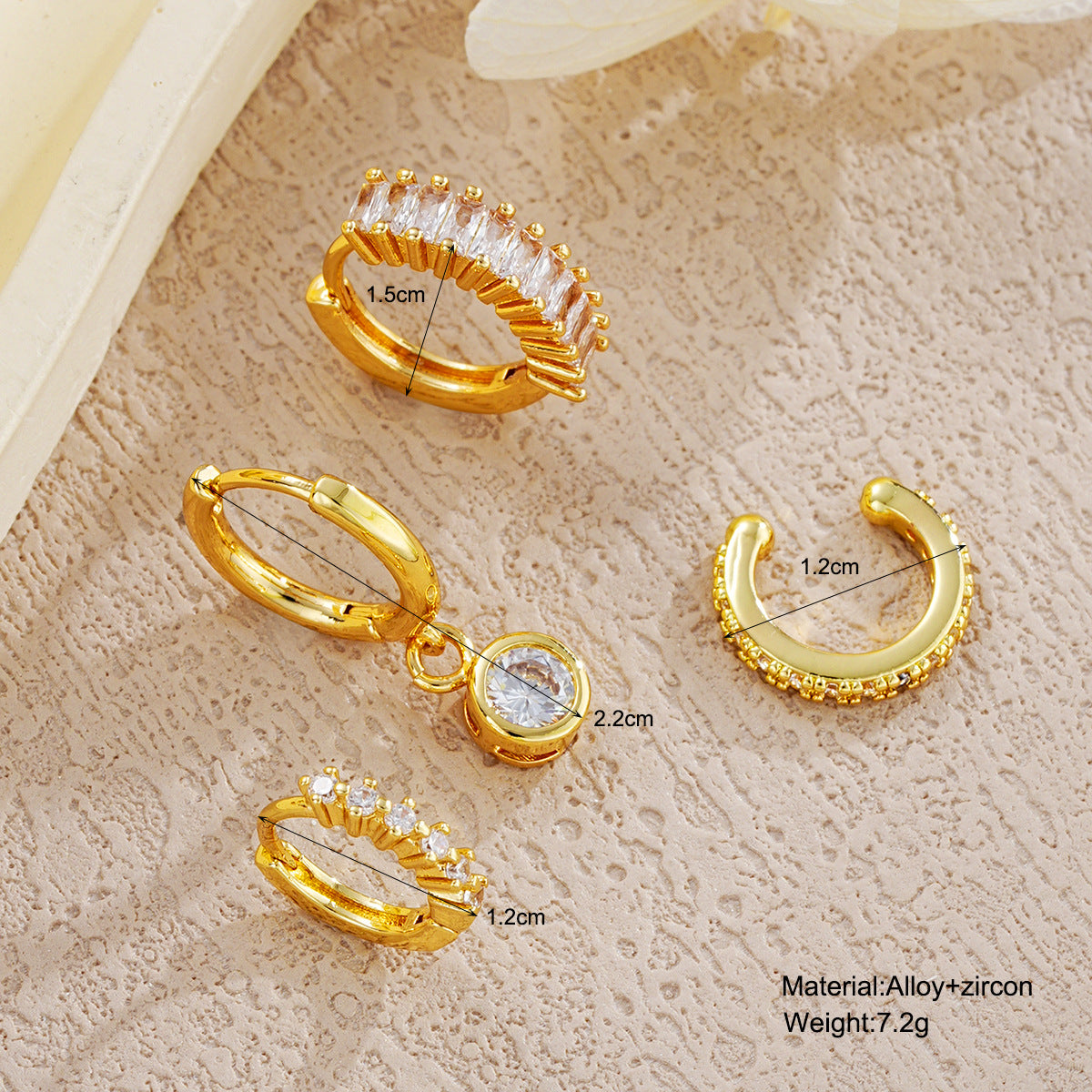 Damen Ohrschmuck Set mit funkelnden Kristallen und modernem Design Shop Nory