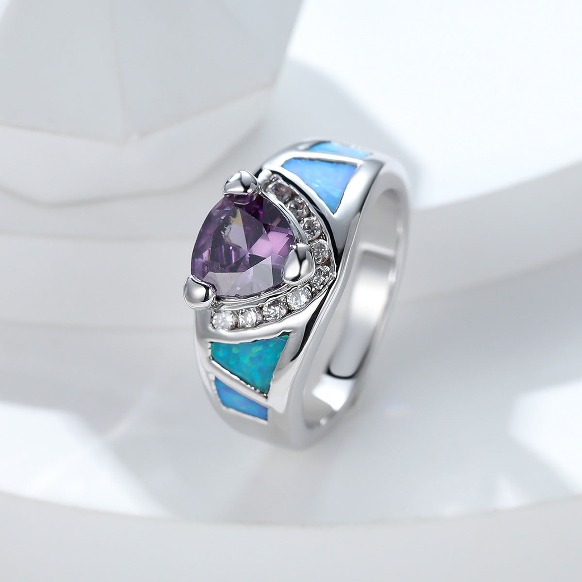 Damen Ring mit facettiertem Amethyst und opalisierenden Elementen Shop Nory