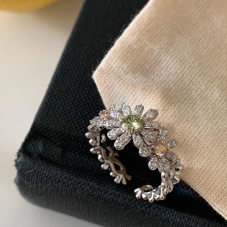 Damenring mit floralen Elementen und funkelndem Zirkonia Shop Nory