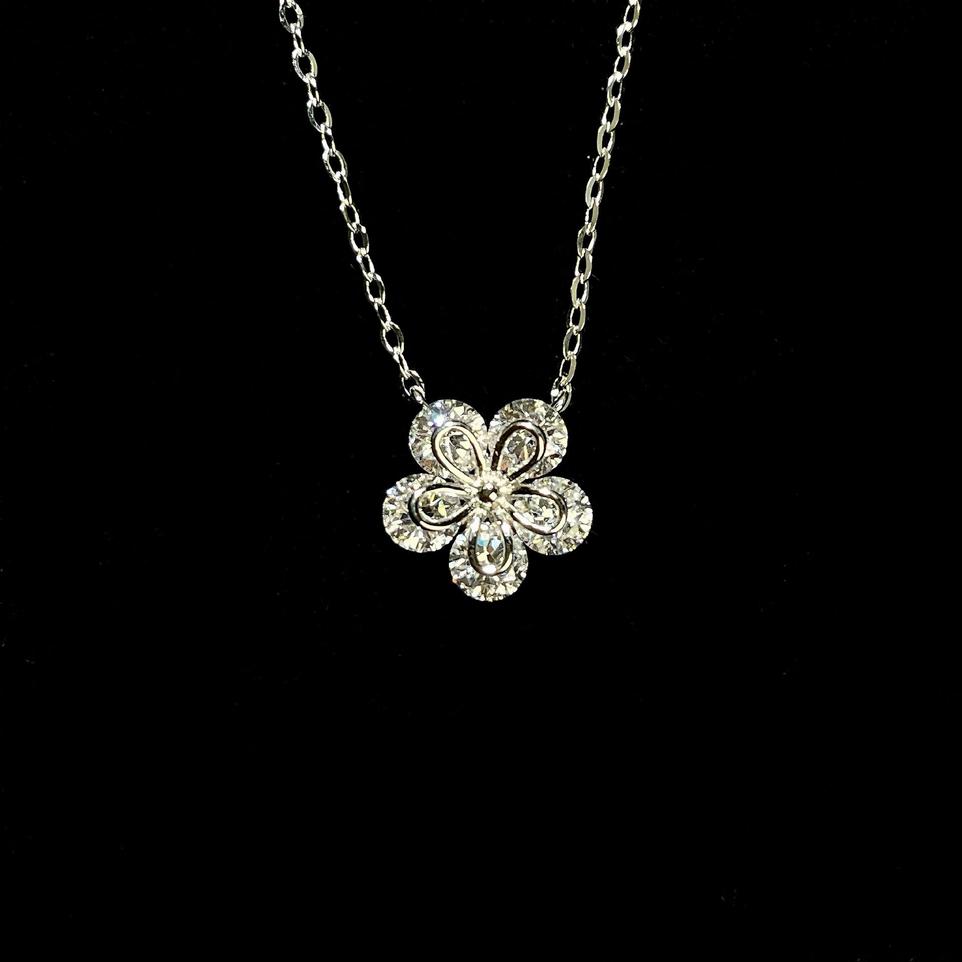 Damen Zarte Halskette mit floralem Anhänger und funkelnden Zirkonia Shop Nory