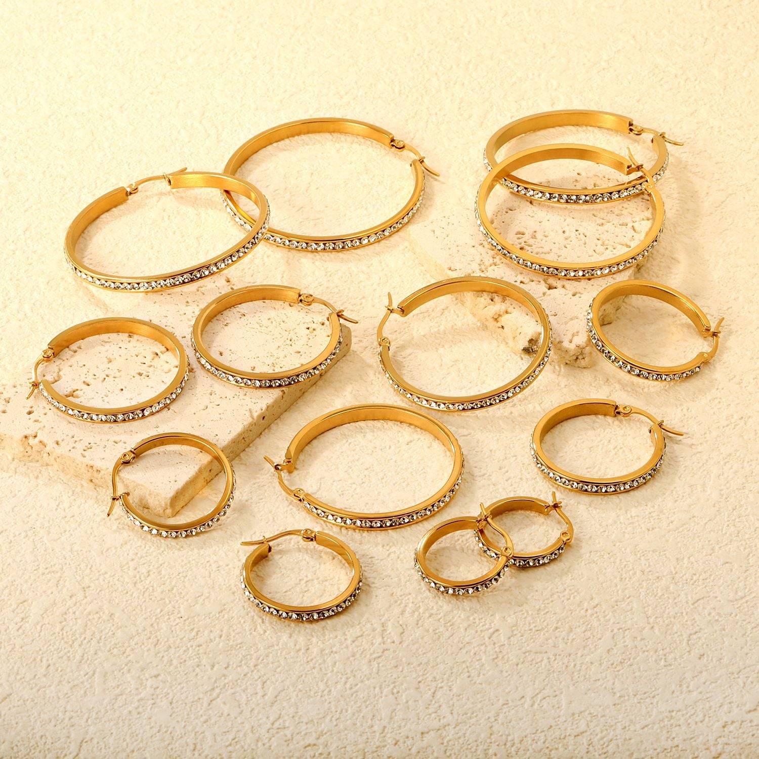 Damen Creolen mit funkelnden Kristallen und hochwertiger Goldbeschichtung Shop Nory