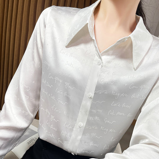 Damen Satinbluse mit zarter Jacquard‑Schrift, spitzem Hemdkragen und durchgehendem Knopfverschluss Shop Nory