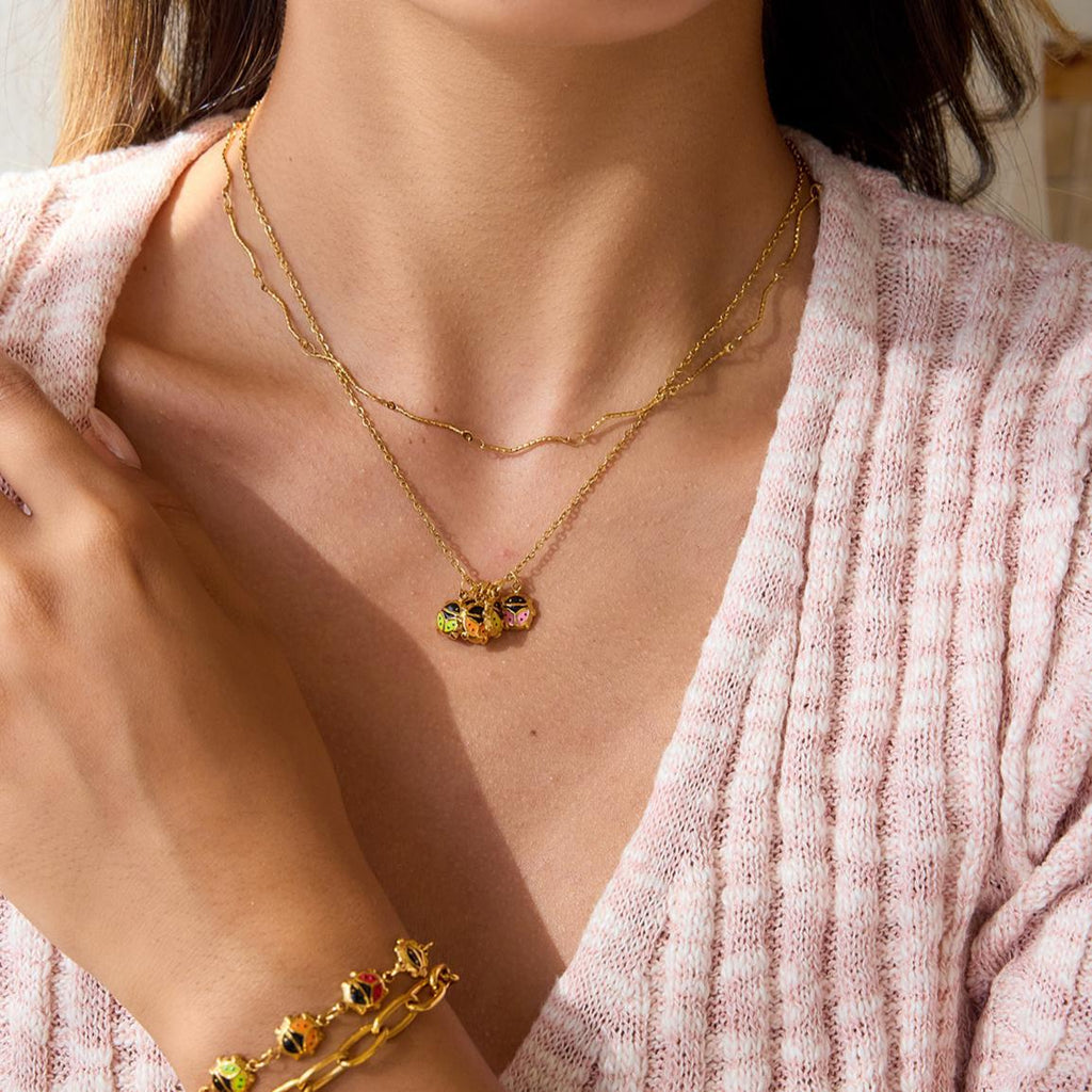 Damen Halskette mit bunten Käfer-Anhängern und verstellbarem Edelstahlverschluss Shop Nory
