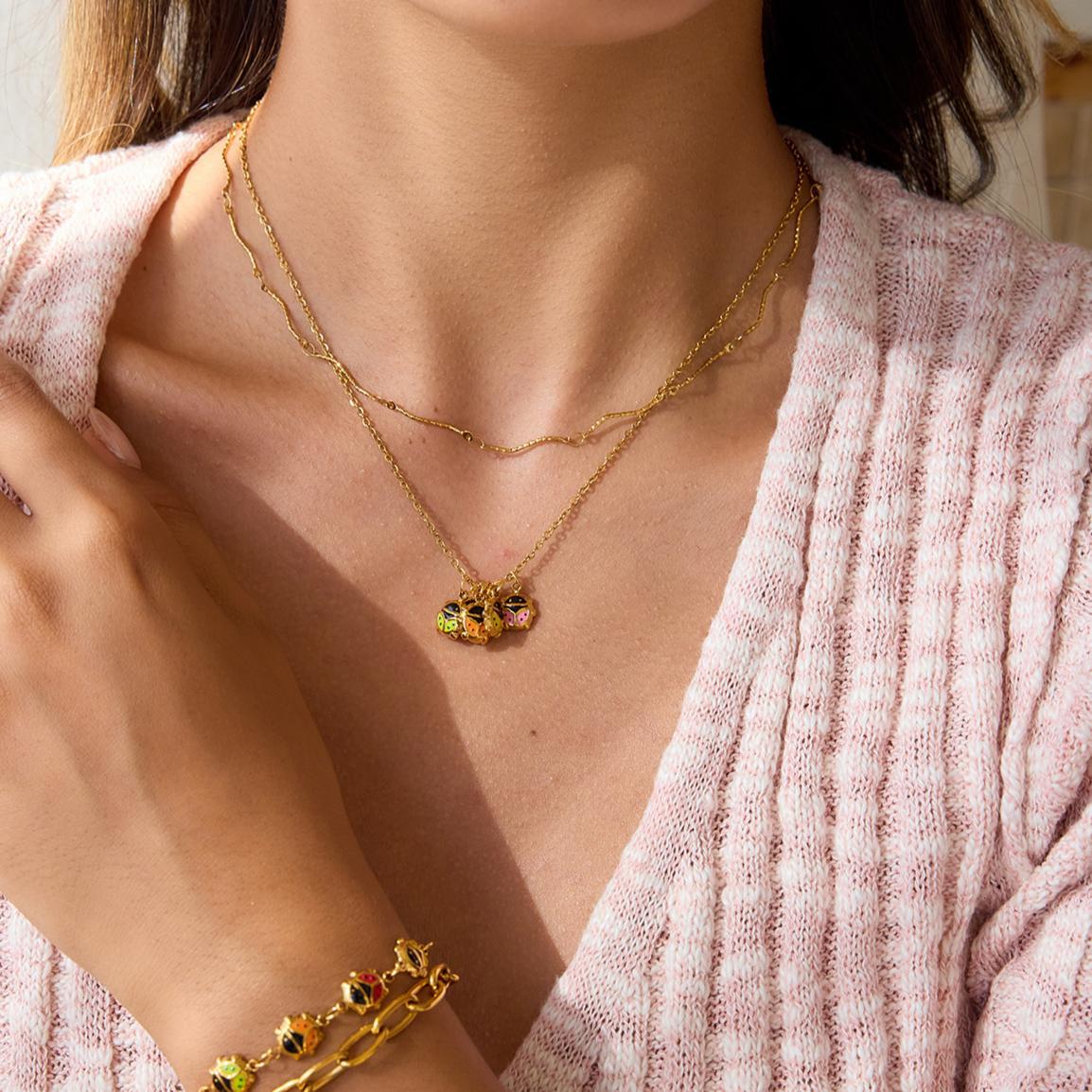 Damen Halskette mit bunten Käfer-Anhängern und verstellbarem Edelstahlverschluss Shop Nory