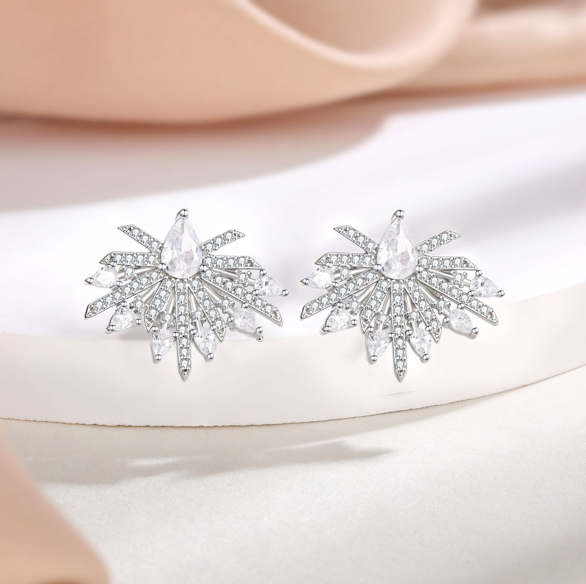 Damen Ohrringe im eleganten Strahlen-Design mit funkelnden Zirkonia Shop Nory