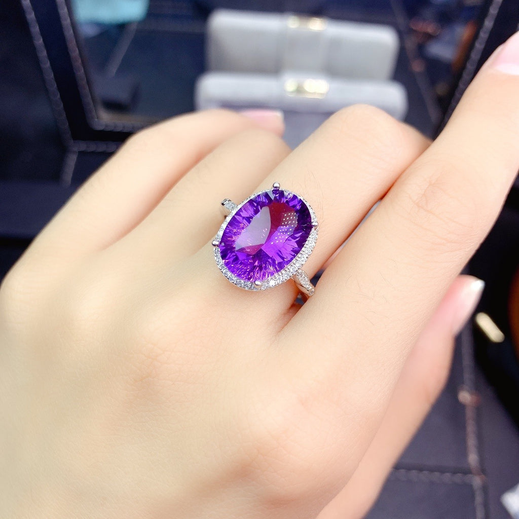 Damen eleganter Ring mit ovalem Amethyst und funkelnden Zirkonia Shop Nory