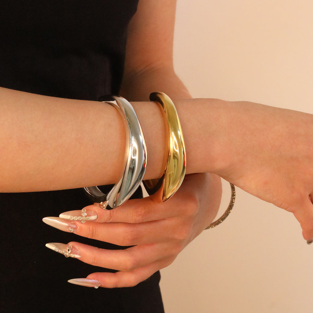 Damen verstellbarer Armreif mit modernem, geschwungenem Design Shop Nory