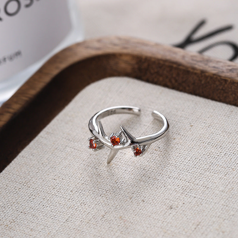 Damen Offener Ring mit modernen spitz zulaufenden Designelementen und funkelnden Akzenten Shop Nory