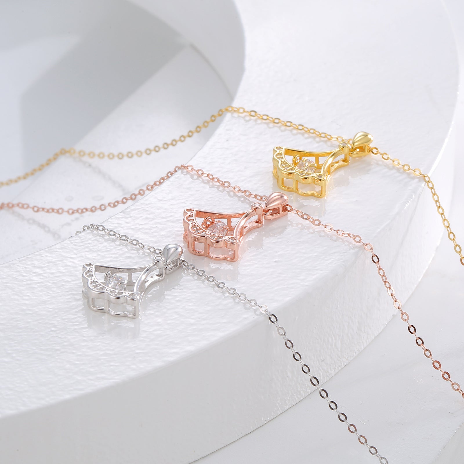 Damen Halskette mit kunstvollem Anhänger und funkelnden Swarovski-Kristallen Shop Nory