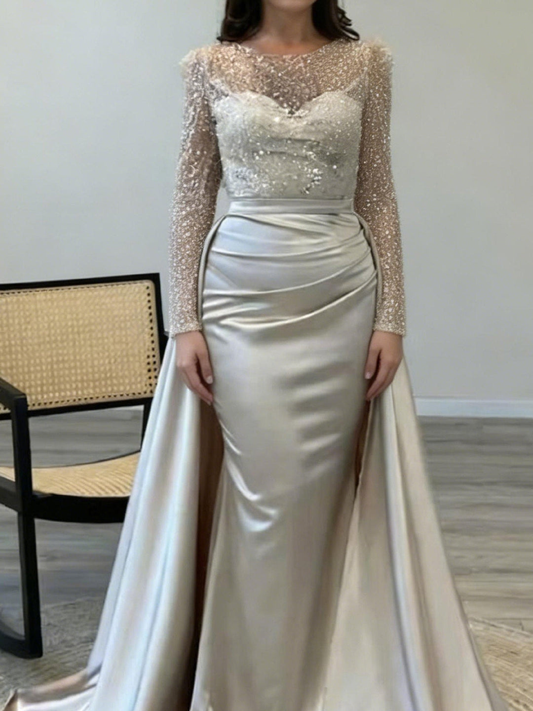 Damen Abendkleid mit funkelndem Paillettenoberteil und elegantem Satinrock