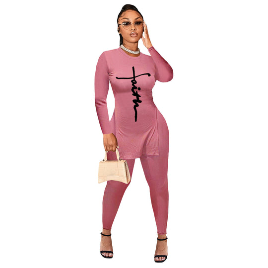 Damen Enganliegendes zweiteiliges Lounge-Set mit langem Shirt, figurbetonten Leggings und vertikalem Schriftzug Shop Nory