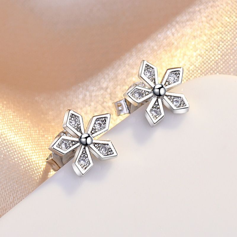 Damen Ohrstecker mit floralen Akzenten und funkelnden Zirkonia Shop Nory