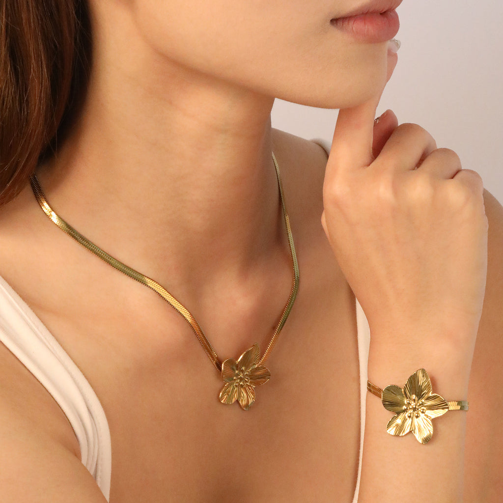 Damen Halskette mit kunstvollem Blumenanhänger aus hochwertigem Edelstahl Shop Nory