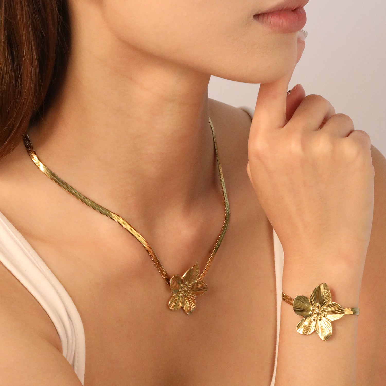 Damen Halskette mit kunstvollem Blumenanhänger aus hochwertigem Edelstahl Shop Nory
