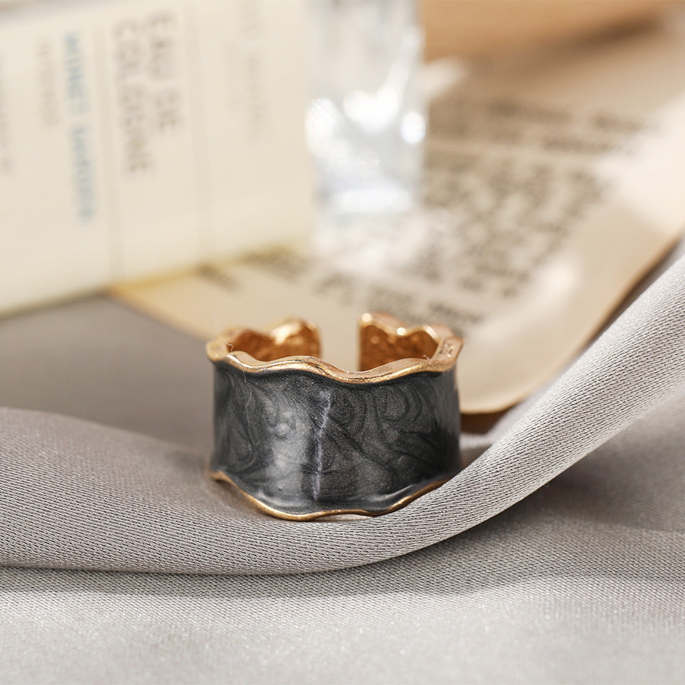 Damenring mit kreativem Wellen-Design und goldfarbener Umrandung Shop Nory