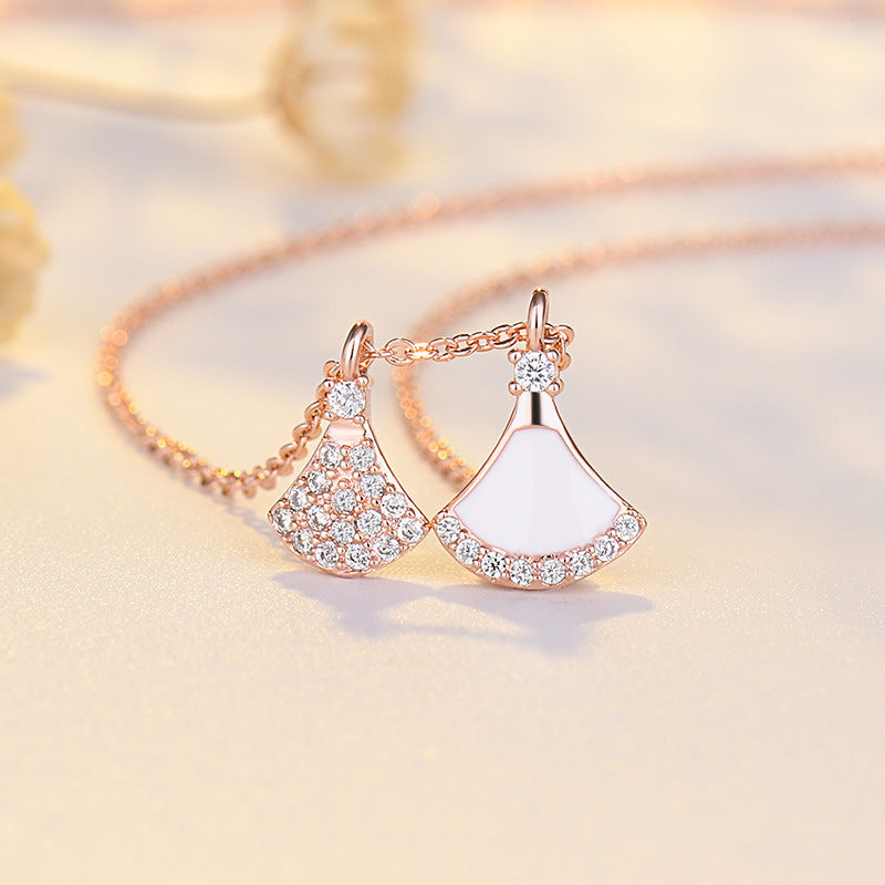 Damen Halskette mit elegantem fächerförmigem Anhänger und funkelnden Kristallen Shop Nory