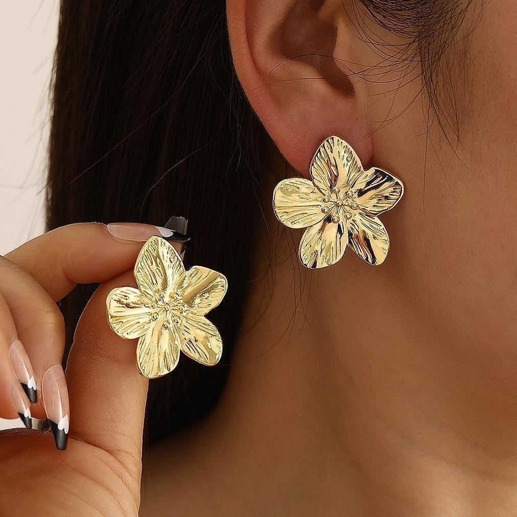 Damenohrringe mit floralen Motiven und glänzender Oberfläche Shop Nory