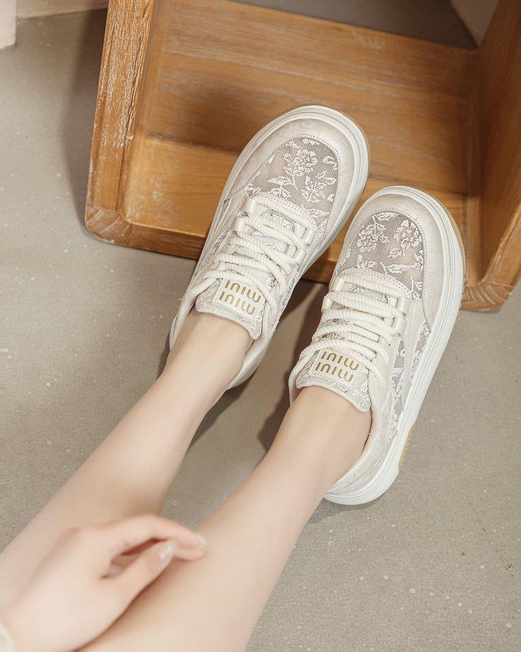 Damen Sneakers mit filigranem Blumenmotiv und gepolsterter Sohle