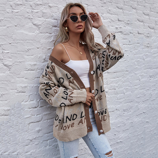 Damen Oversize-Strickcardigan mit Buchstabenjacquard, tiefem V‑Ausschnitt und Knopfleiste Shop Nory