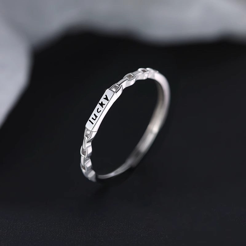 Damen Offener Ring mit eingraviertem "Lucky"-Motiv und modernem Design Shop Nory
