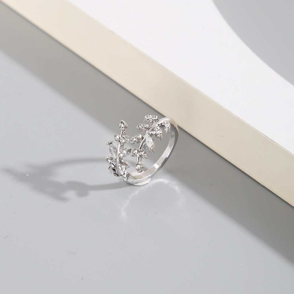 Damenring mit floralem Design und funkelnden Zirkonia Shop Nory