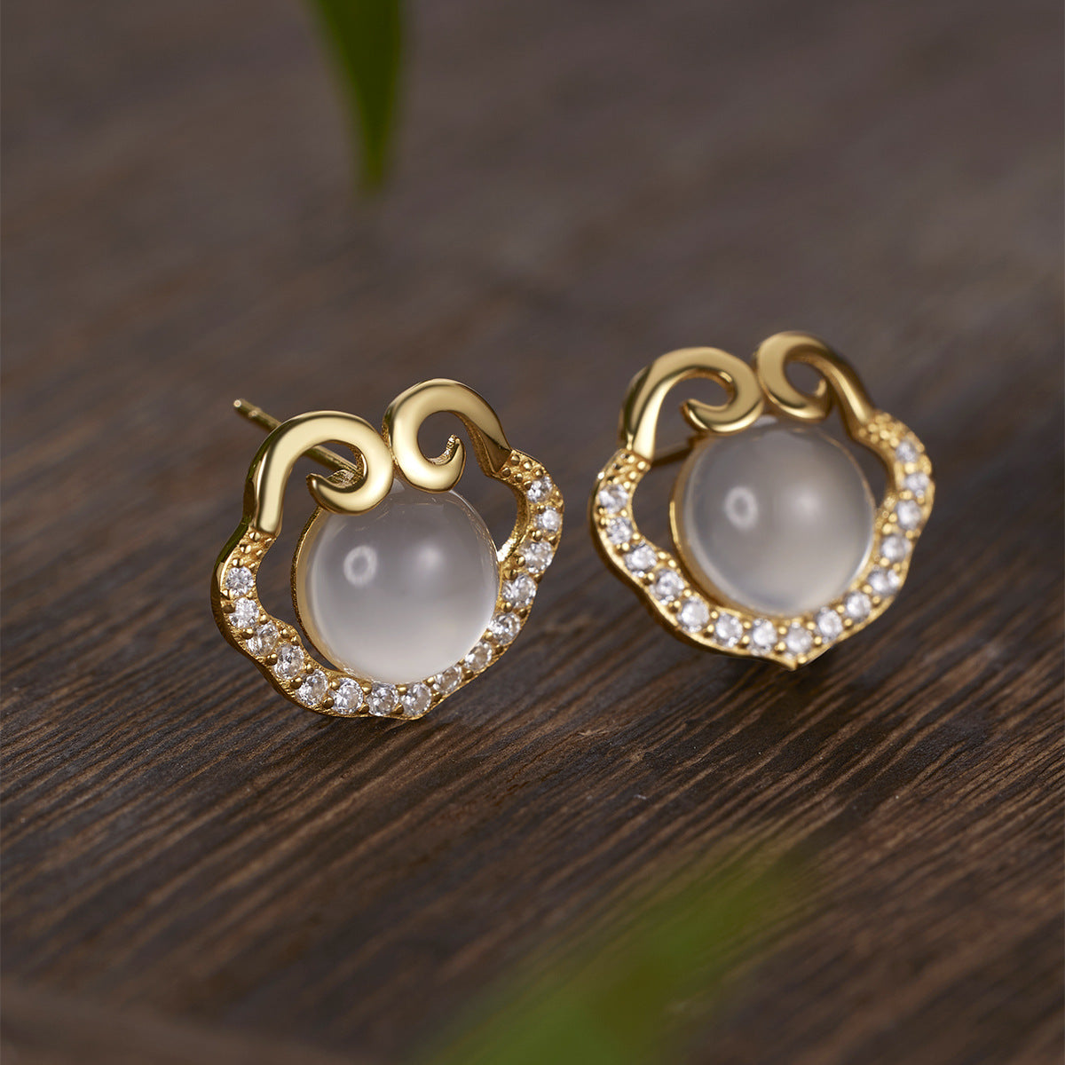 Damen Ohrstecker mit filigranem Design und funkelnden Zirkonia Shop Nory