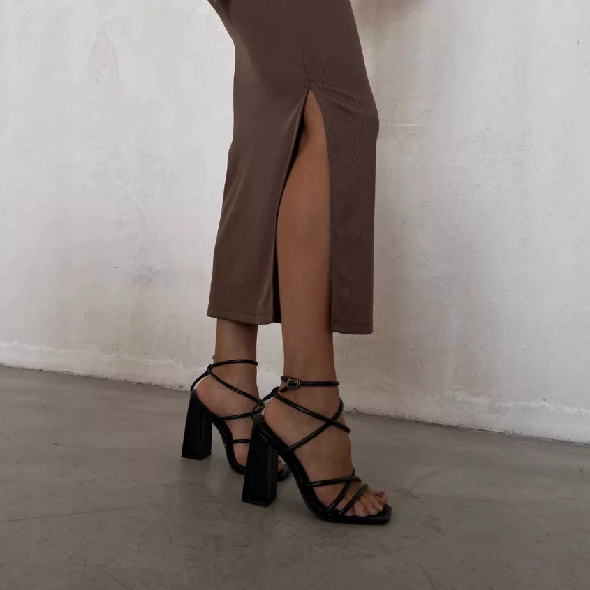 Damen Maxikleid mit feinen Spaghettiträgern und seitlichem Schlitz Shopnory
