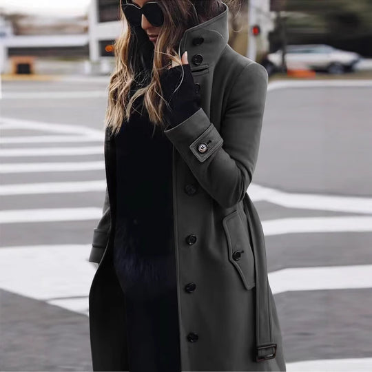 Damen Langschnittiger Trenchcoat mit überhöhtem Stehkragen, Knopfblende und Taillengürteloptik Shop Nory