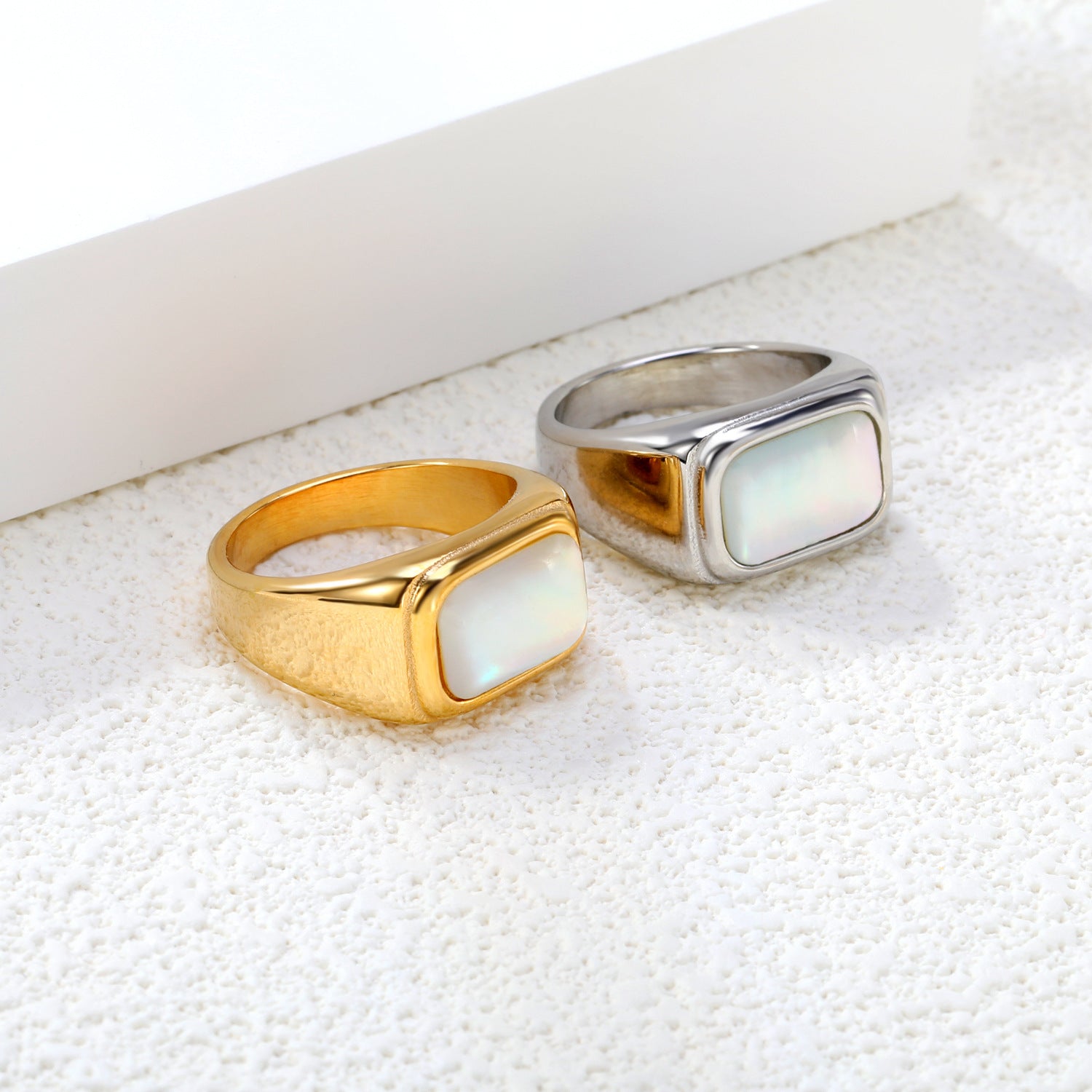 Damen Ring mit einem edlen, quadratischen Perlenanhänger und hochwertiger Goldbeschichtung Shop Nory