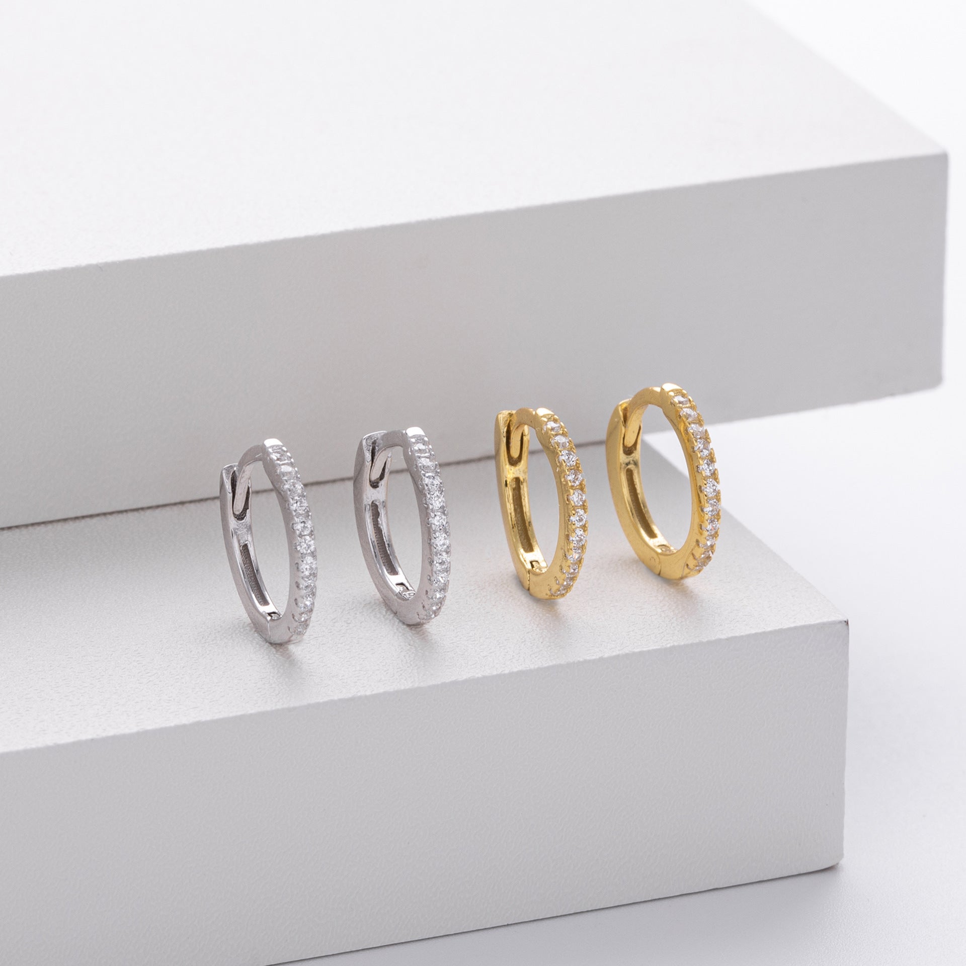 Damen Creolen mit funkelnden Zirkonsteinen in elegantem Design Shop Nory