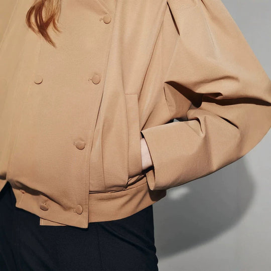 Damen Kurzjacke im kastigen Cropped‑Schnitt mit doppelter Knopfleiste und strukturierten Schulterfalten Shop Nory