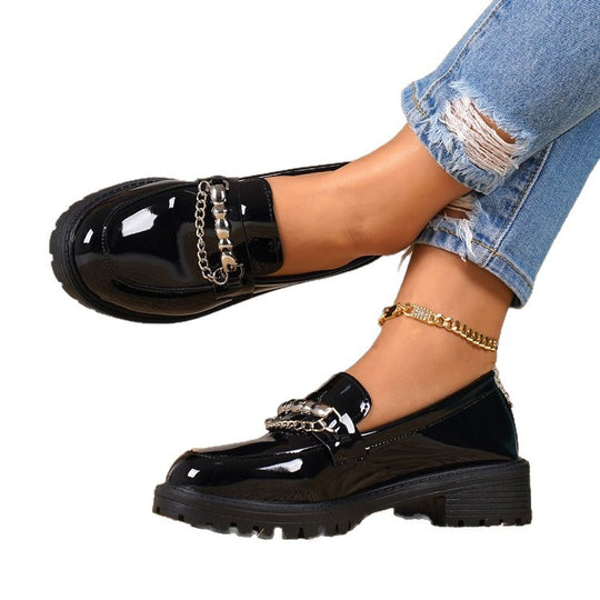 Damen Lack-Loafer mit profilierter Gummisohle und Kettendetail Shop Nory