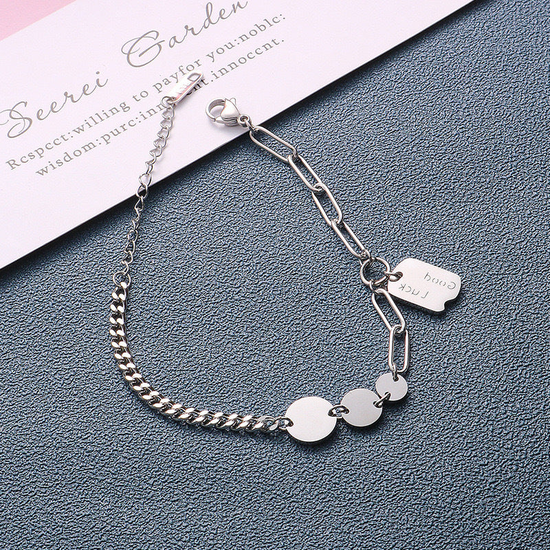 Damen Armband mit modernem Anhänger und künstlerischen Designelementen Shop Nory
