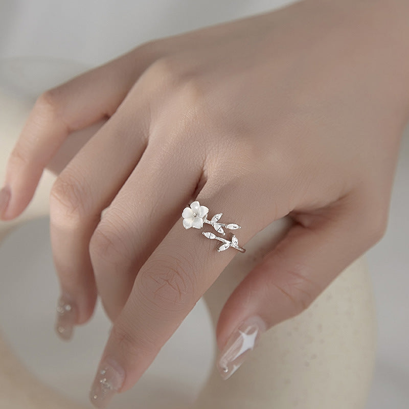 Damenring mit floralem Design und funkelnden Zirkonia Shop Nory