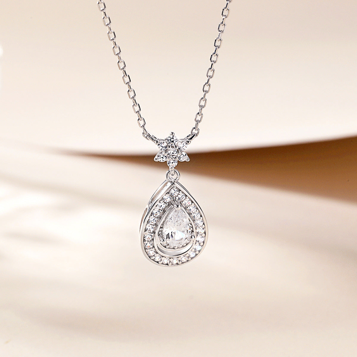 Damen Anhänger-Halskette mit tropfenförmigem Design und funkelnden Zirkonia-Details Shop Nory