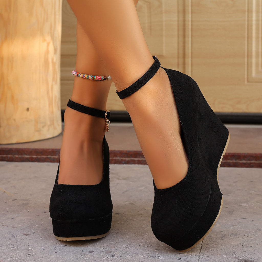 Damen Wedge-Pumps mit zierlichem Riemen und glänzendem Akzent Shopnory