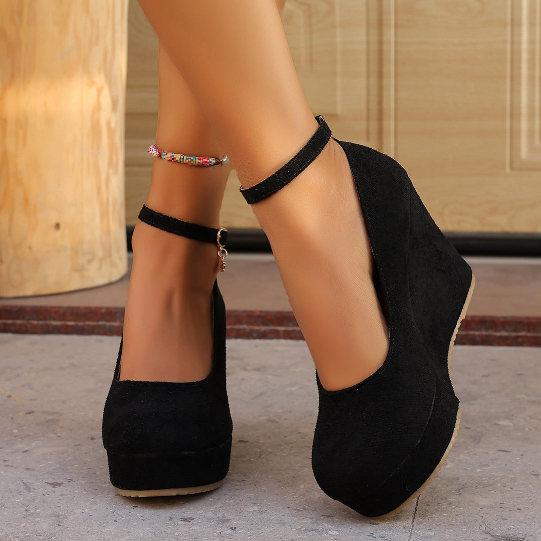 Damen Wedge-Pumps mit zierlichem Riemen und glänzendem Akzent Shopnory