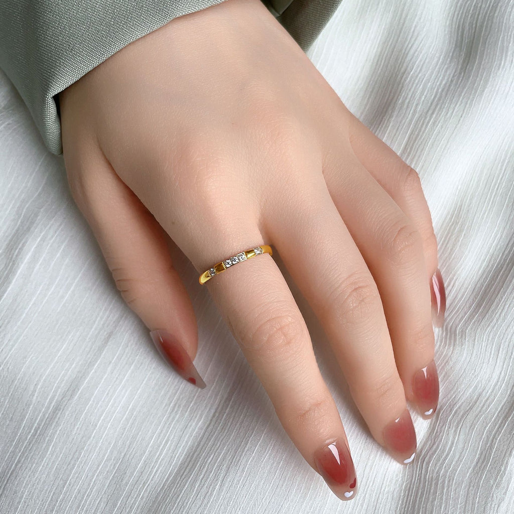 Damen Ring mit funkelnden Zirkonia-Steinen und elegantem Design Shop Nory