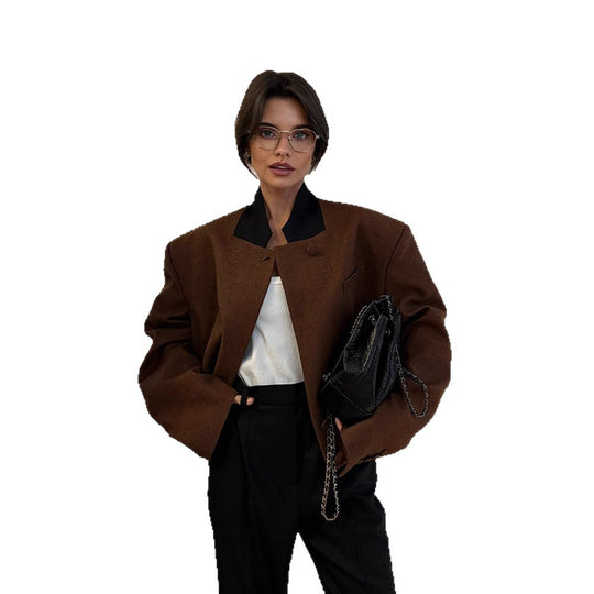Damen Boxy Cropped-Wolljacke mit kastiger Schulter, kontrastierendem Reverskragen und verdeckter Knopfleiste Shop Nory