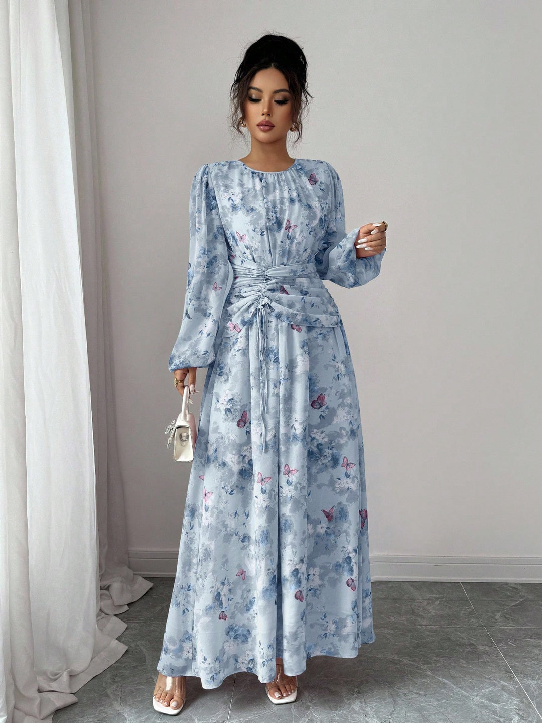 Damen Maxikleid mit floralem Schmetterlingsprint, geraffter Taillenpartie und langen Ballonärmeln Shop Nory