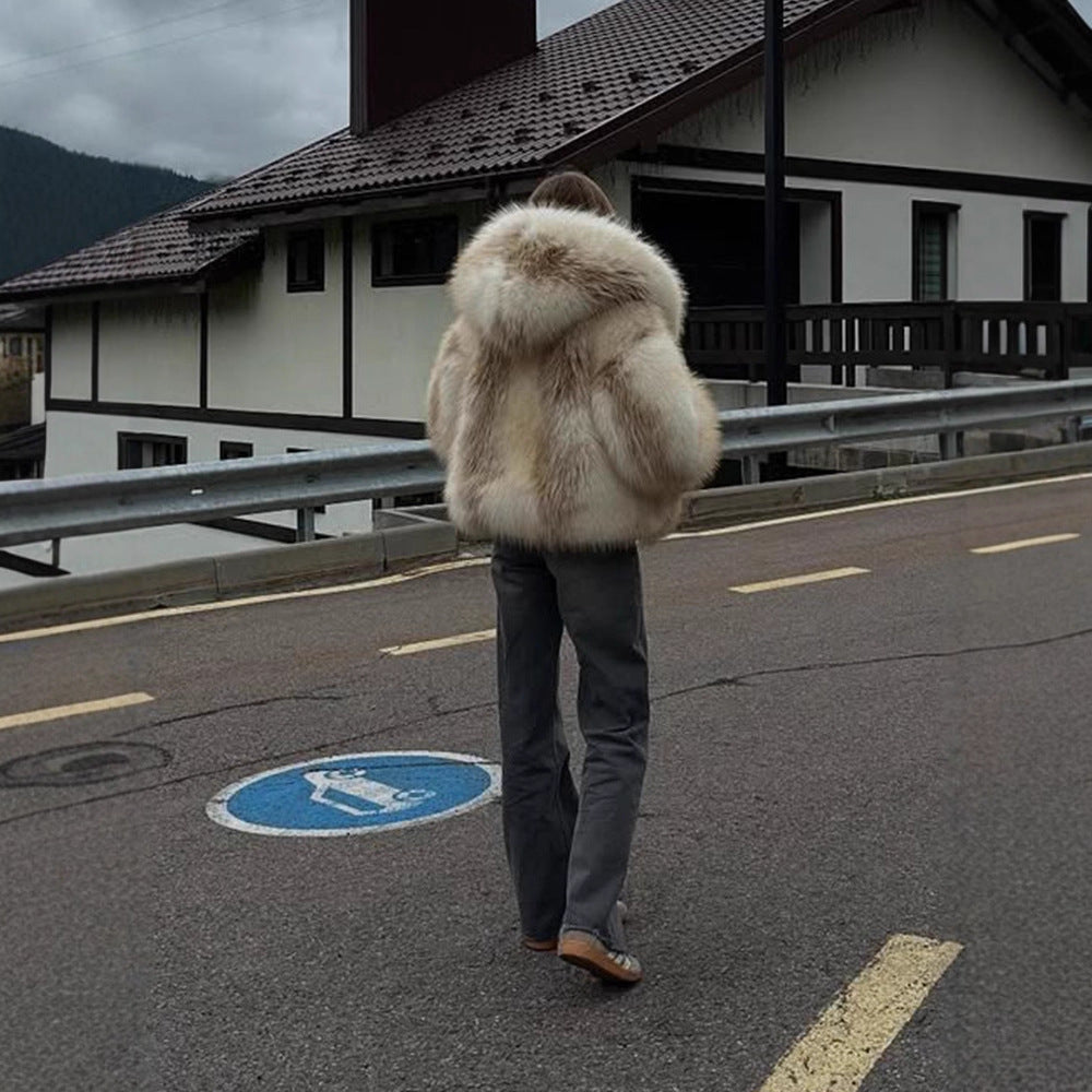 Damen Luxuriöser kurz geschnittener Kunstpelz-Bomber mit voluminösem Schalkragen und kontrastierenden Fellakzenten Shop Nory