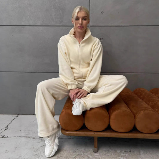 Damen ultrasoftes Microfleece-Set mit kurzer Stehkragen-Zipjacke und weitem High‑Waist Loungehose Shop Nory