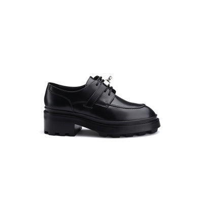 Damen Chunky‑Loafer mit profilierter Lug‑Sohle, breitem Riemen und metallischer Zierkappe Shop Nory