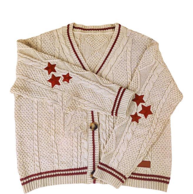 Damen Grobstrickjacke mit einzigartiger Zopfstruktur und dekorativen Sternen