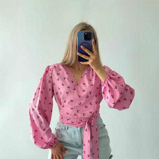 Damen Wickelbluse mit Kirschen-Print, weitem Puffärmel & Bindegürtel Shop Nory