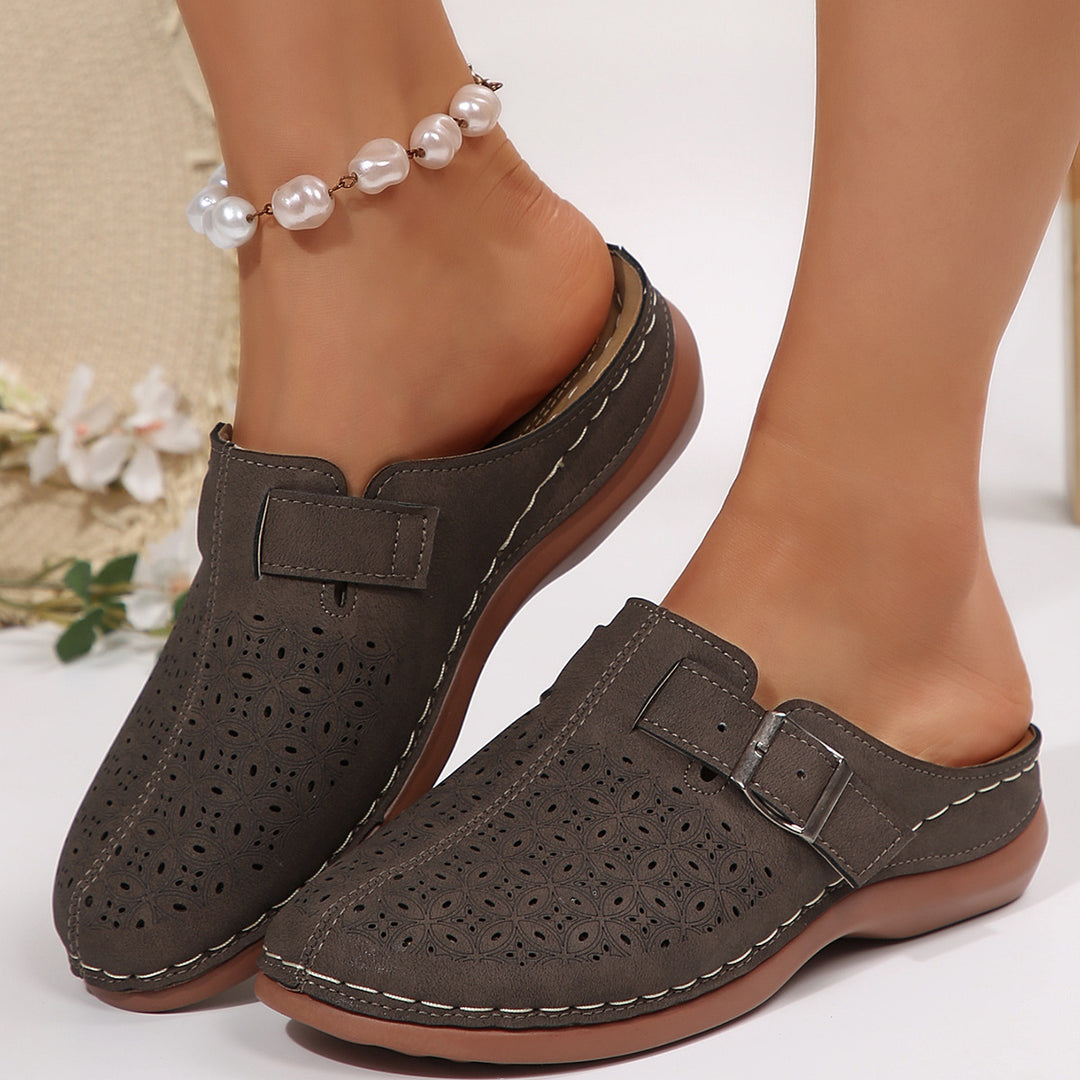 Damen Perforierte Komfort-Mules mit Zierlochmuster, verstellbarem Schnallenriemen und gepolstertem Fußbett Shop Nory