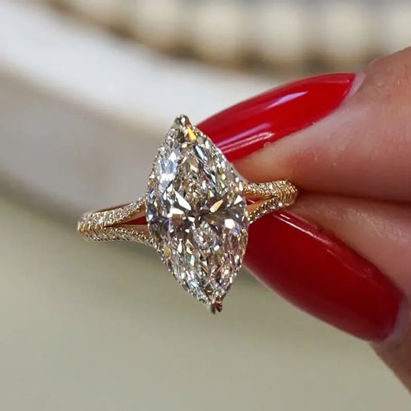 Damen exklusiver Verlobungsring mit funkelndem Marquise-Edelstein und zarten Zirkonia-Verzierungen Shop Nory